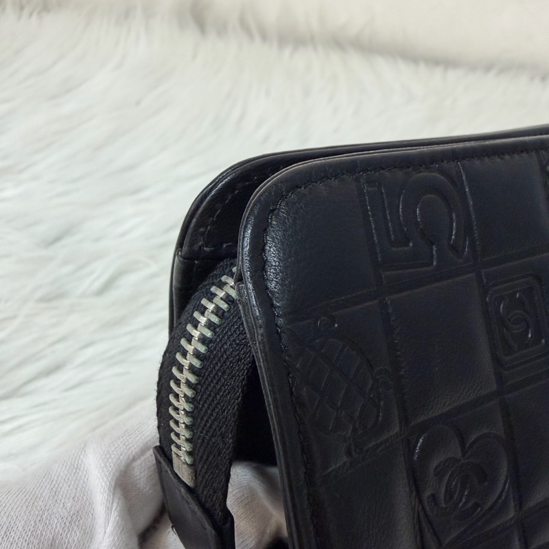 CHANEL A28587 黑羊皮 銀釦 拉鍊 化妝包 萬用包-18