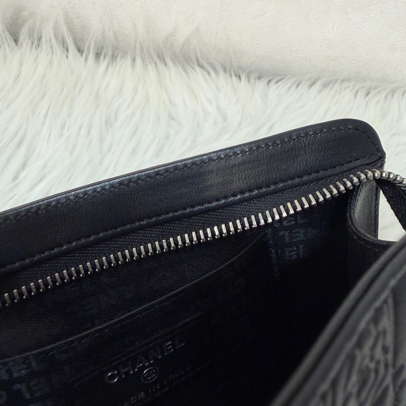 CHANEL A28587 黑羊皮 銀釦 拉鍊 化妝包 萬用包-25