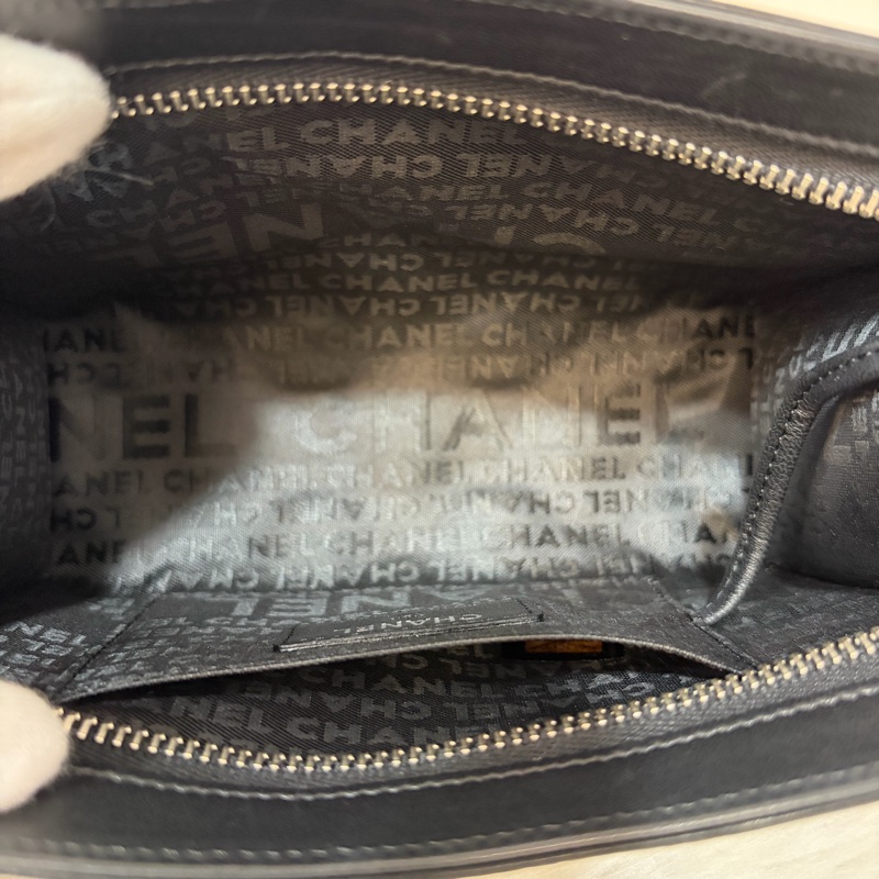 CHANEL A28587 黑羊皮 銀釦 拉鍊 化妝包 萬用包-35