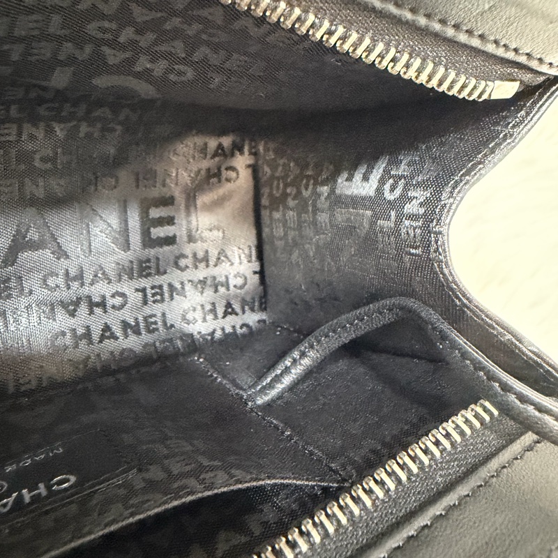 CHANEL A28587 黑羊皮 銀釦 拉鍊 化妝包 萬用包-36