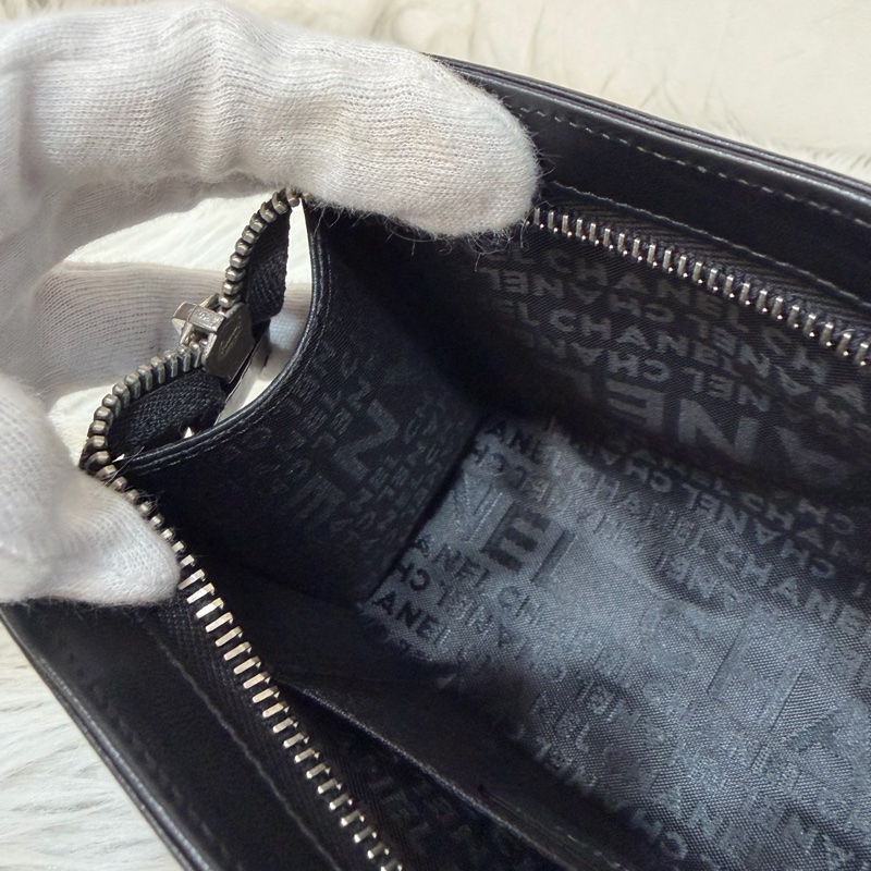 CHANEL A28587 黑羊皮 銀釦 拉鍊 化妝包 萬用包-37