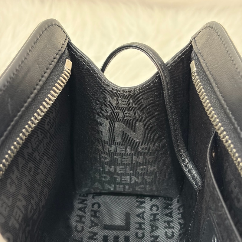CHANEL A28587 黑羊皮 銀釦 拉鍊 化妝包 萬用包-42