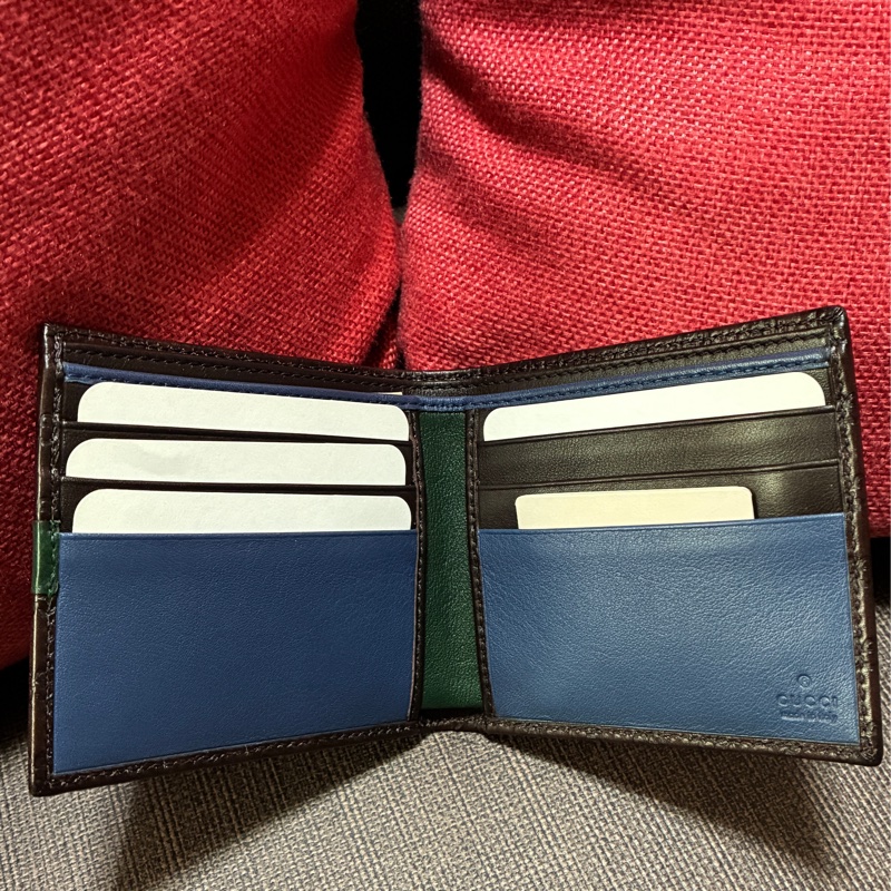 GUCCI 咖啡色壓紋短夾-1