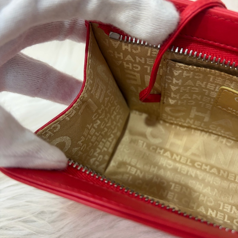 CHANEL A28587 紅羊皮 銀釦 多元素 拉鍊 化妝包 萬用包-32