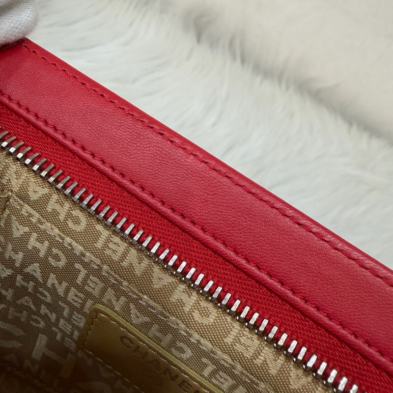 CHANEL A28587 紅羊皮 銀釦 多元素 拉鍊 化妝包 萬用包-40