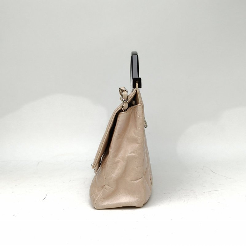 CHANEL 裸色牛皮20開銀扣季節款亞克力衣架包肩背包-1