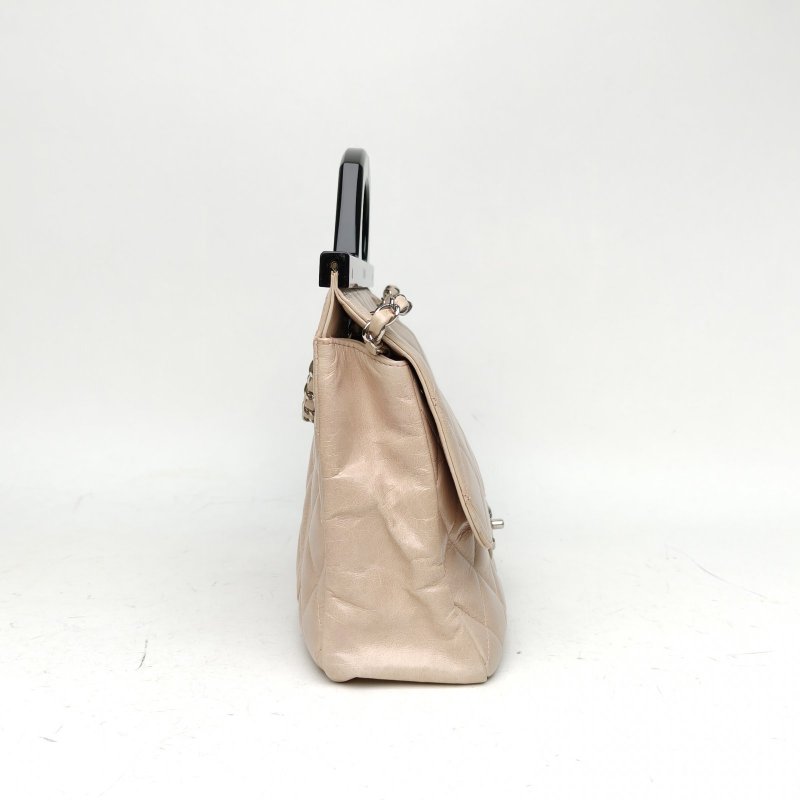 CHANEL 裸色牛皮20開銀扣季節款亞克力衣架包肩背包-3