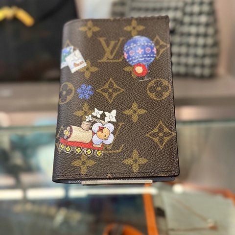 LV VNN passport holder
