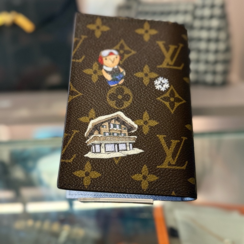 LV VNN passport holder-1