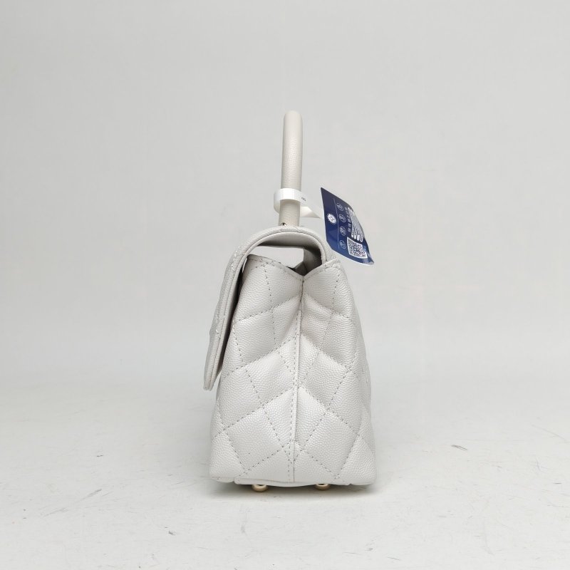 CHANEL CocoHandle小號白色荔枝牛皮晶片金扣肩背包-1