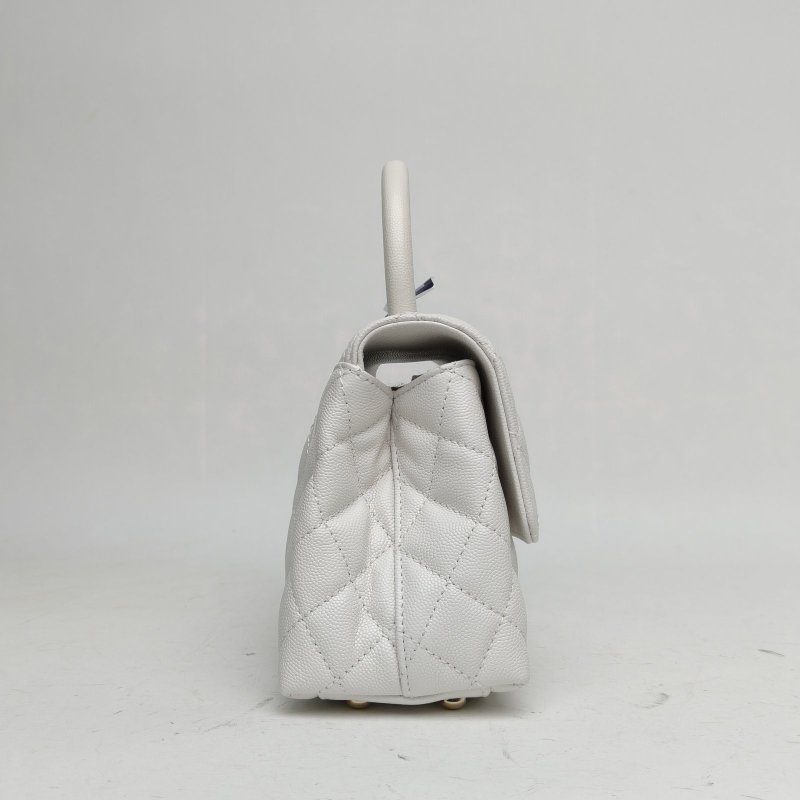 CHANEL CocoHandle小號白色荔枝牛皮晶片金扣肩背包-3