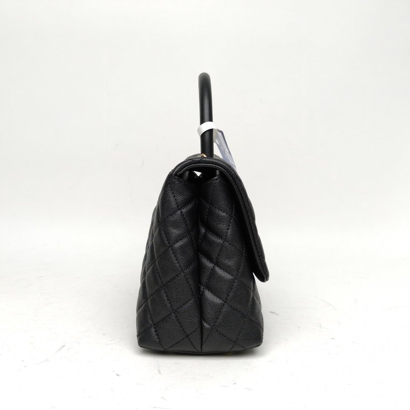 CHANEL CocoHandle中號黑色荔枝牛皮28開金扣肩背包-3