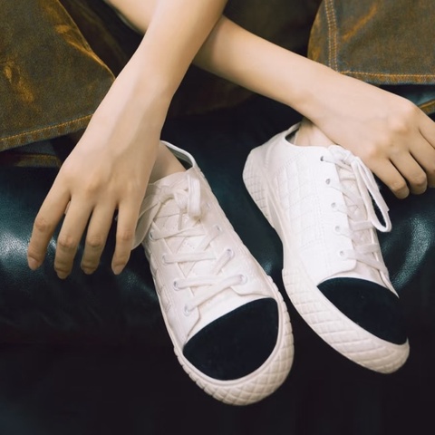 閒置未使用 Chanel 香奈兒 21b白色餅乾板鞋 37碼附件：塵袋