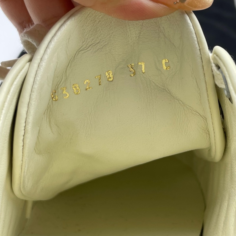 閒置未使用 Chanel 香奈兒 21b白色餅乾板鞋 37碼附件：塵袋-6