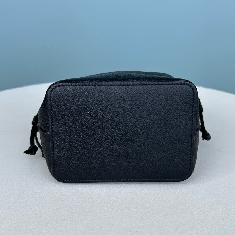 芯片款 路易威登/Louis Vuitton 黑色牛皮Lock Me Nano水桶斜背包-2