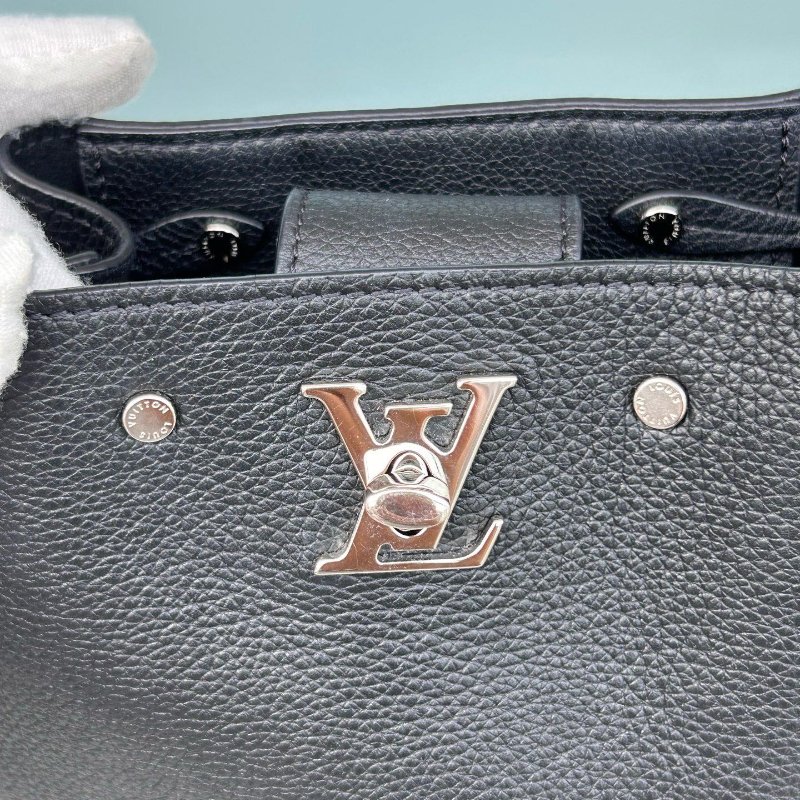 芯片款 路易威登/Louis Vuitton 黑色牛皮Lock Me Nano水桶斜背包-3