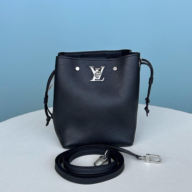 芯片款 路易威登/Louis Vuitton 黑色牛皮Lock Me Nano水桶斜背包-5