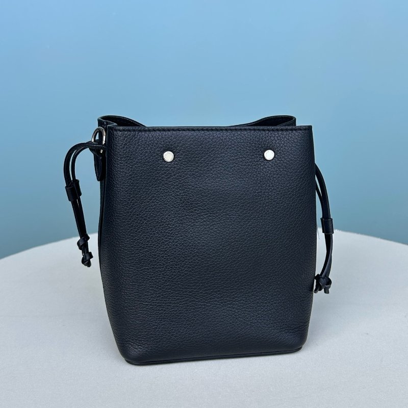 芯片款 路易威登/Louis Vuitton 黑色牛皮Lock Me Nano水桶斜背包-6