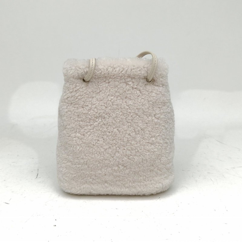 MIU MIU 白色毛呢羊羔毛水桶包肩背包-2