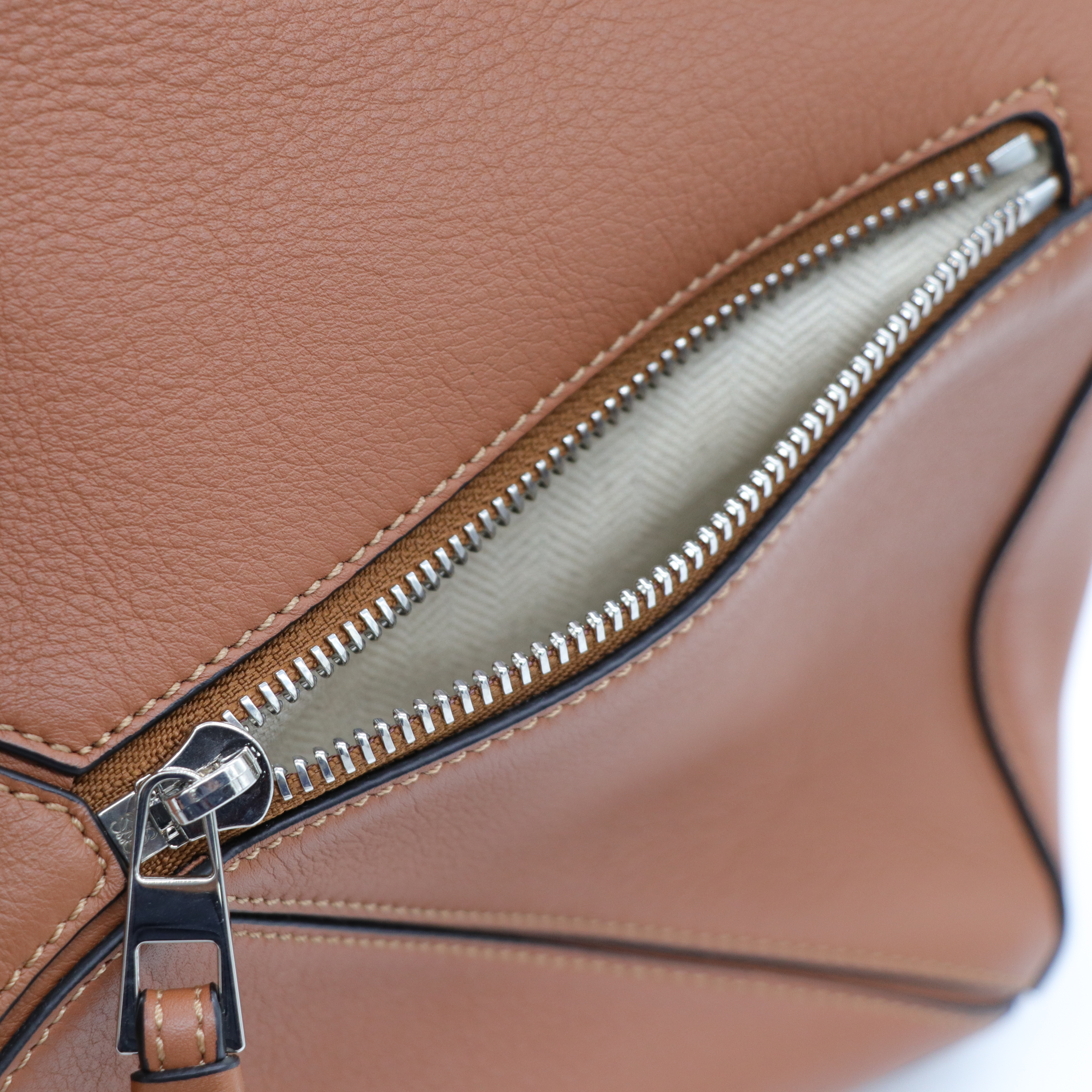 Loewe 羅威 Puzzle  焦糖色 小號 肩背包-8