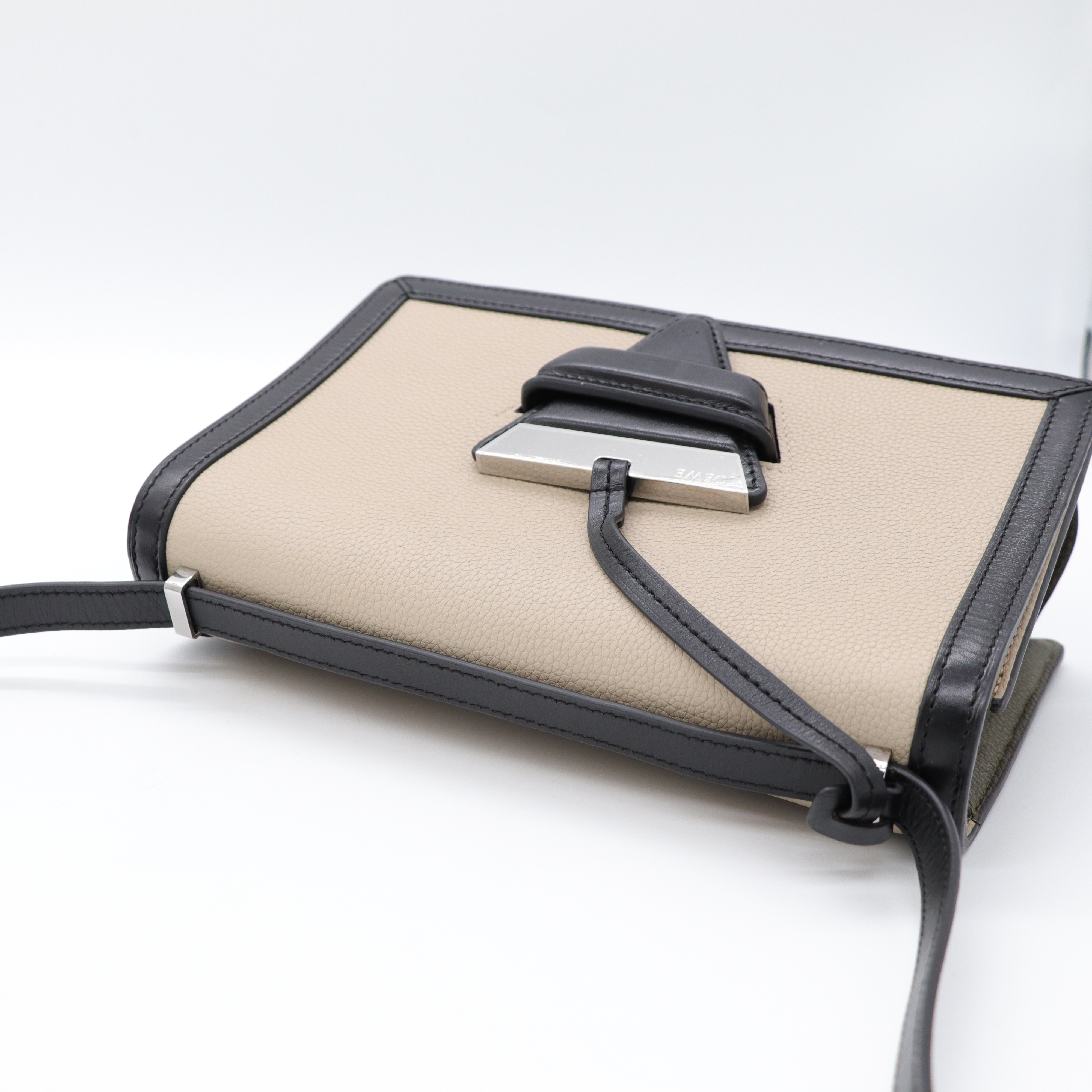 Loewe 羅威 Barcelona 卡其色 黑色 肩背包-8