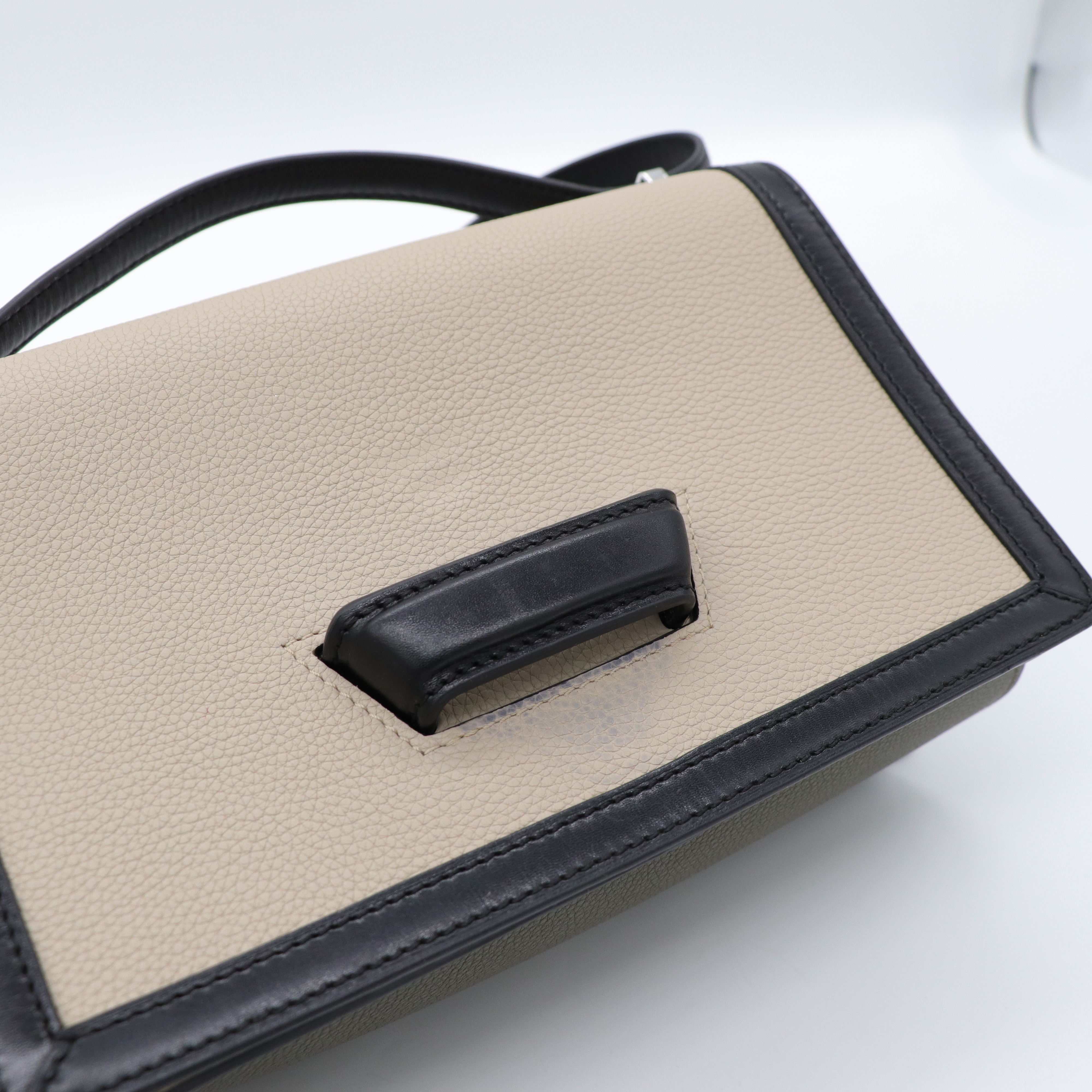 Loewe 羅威 Barcelona 卡其色 黑色 肩背包-9