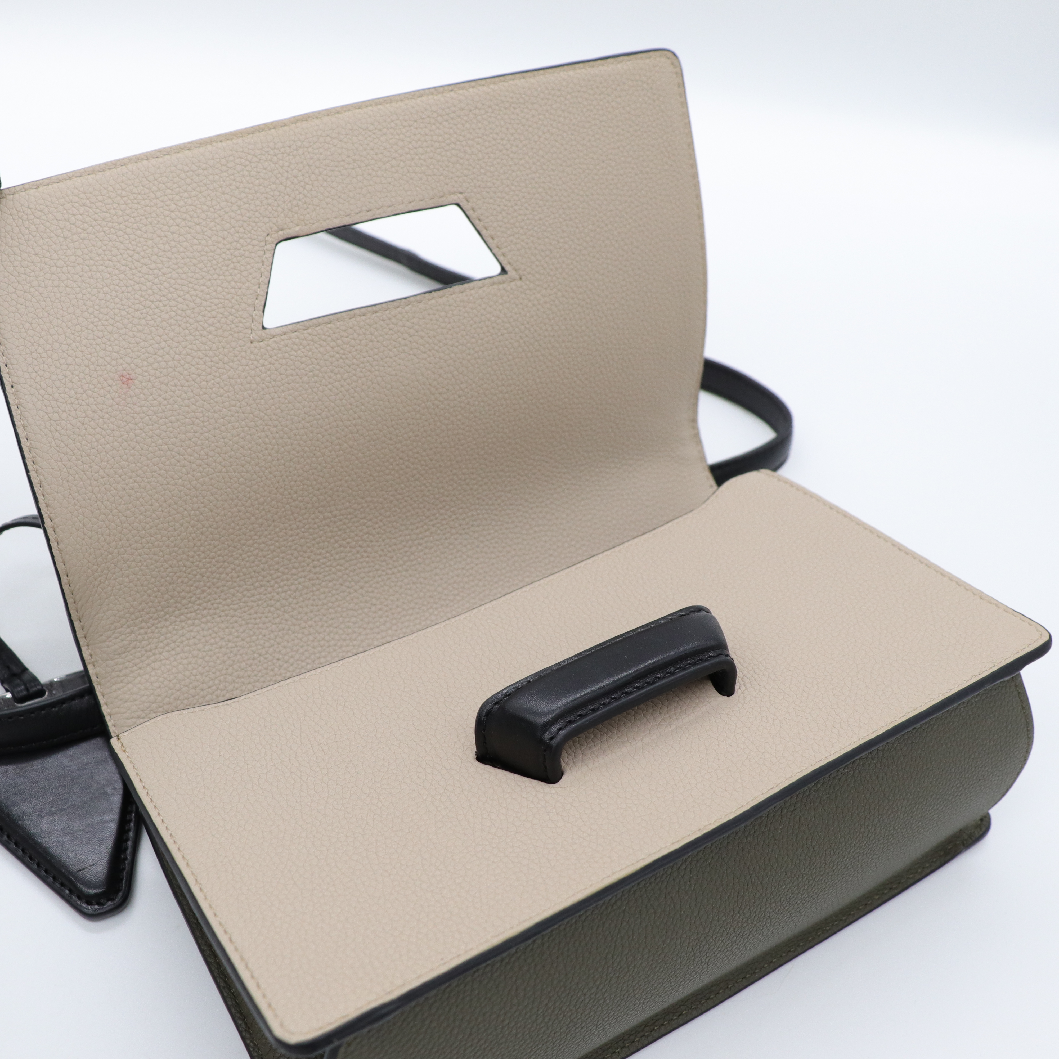 Loewe 羅威 Barcelona 卡其色 黑色 肩背包-10