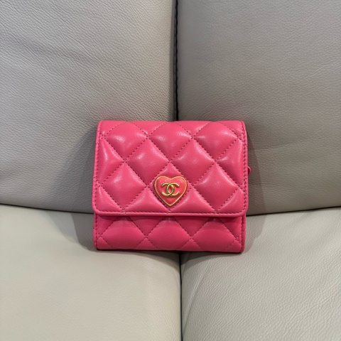 Chanel 香奈兒 粉色愛心琺瑯釦短夾/全新閒置美品