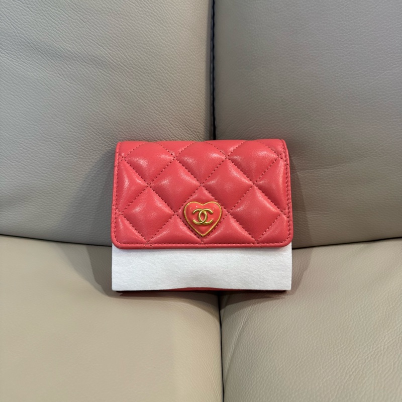 Chanel 香奈兒 粉色愛心琺瑯釦短夾/全新閒置美品-1