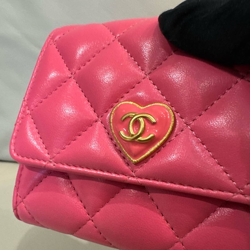Chanel 香奈兒 粉色愛心琺瑯釦短夾/全新閒置美品-5