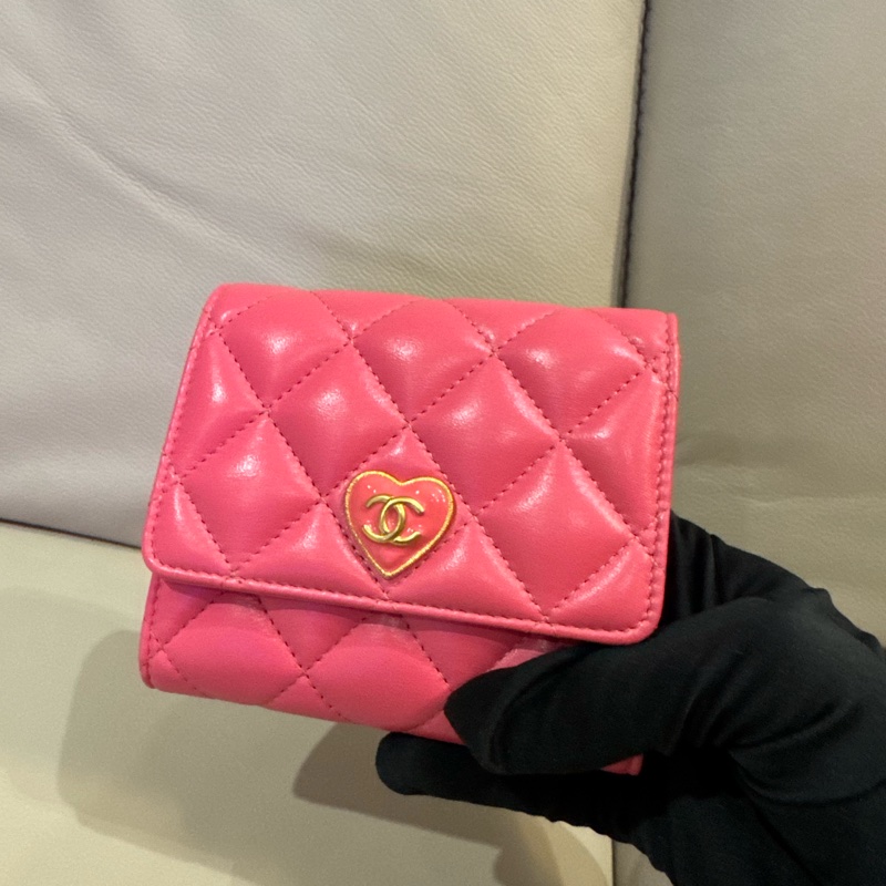 Chanel 香奈兒 粉色愛心琺瑯釦短夾/全新閒置美品-9