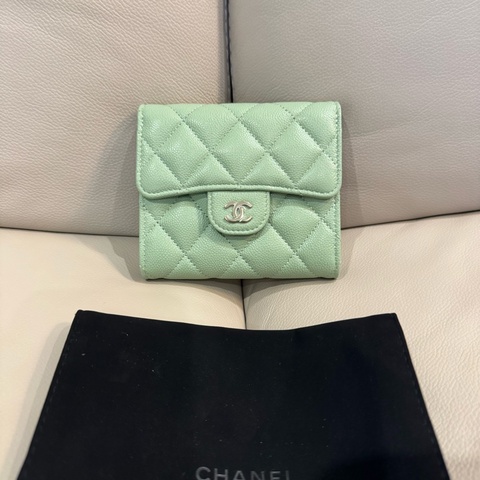 Chanel 香奈兒 乳木果油綠短夾/99新美品