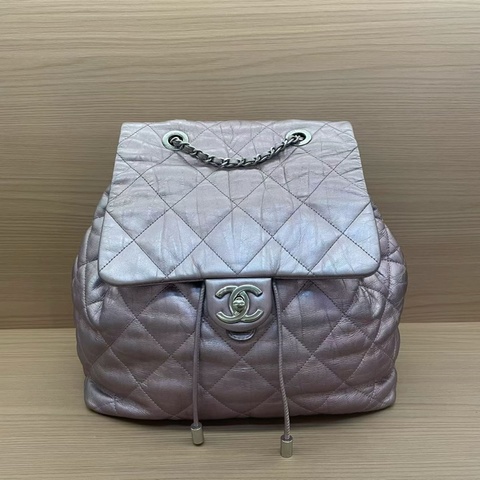 NO:D8 Chanel 雙肩包 珠光紫羊皮2018年 24開 超大容量绝绝紫 洋里洋气 又乖又美 翻开内里像一片山茶花宇宙星夜 实物阳光下细闪超美有塵袋 無卡無盒子尺寸27*29