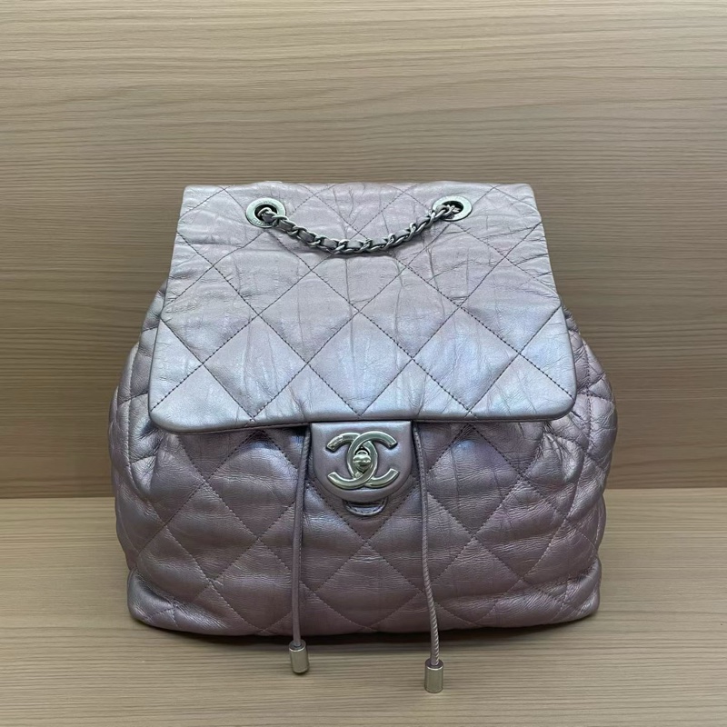 NO:D8 Chanel 雙肩包 珠光紫羊皮2018年 24開 超大容量绝绝紫 洋里洋气 又乖又美 翻开内里像一片山茶花宇宙星夜 实物阳光下细闪超美有塵袋 無卡無盒子尺寸27*29-0