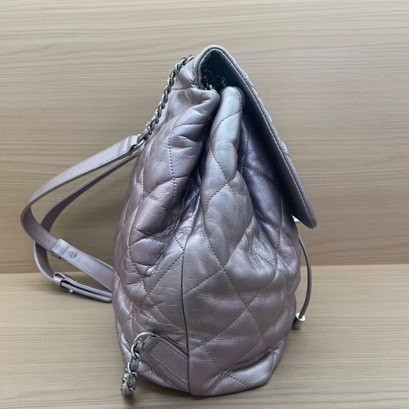 NO:D8 Chanel 雙肩包 珠光紫羊皮2018年 24開 超大容量绝绝紫 洋里洋气 又乖又美 翻开内里像一片山茶花宇宙星夜 实物阳光下细闪超美有塵袋 無卡無盒子尺寸27*29-2