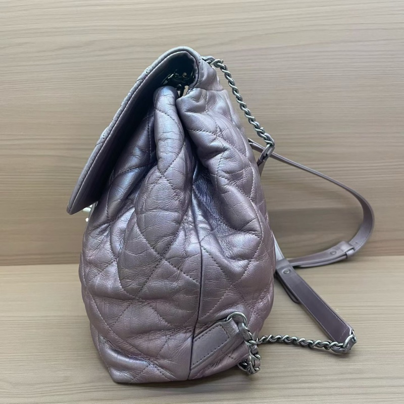 NO:D8 Chanel 雙肩包 珠光紫羊皮2018年 24開 超大容量绝绝紫 洋里洋气 又乖又美 翻开内里像一片山茶花宇宙星夜 实物阳光下细闪超美有塵袋 無卡無盒子尺寸27*29-3