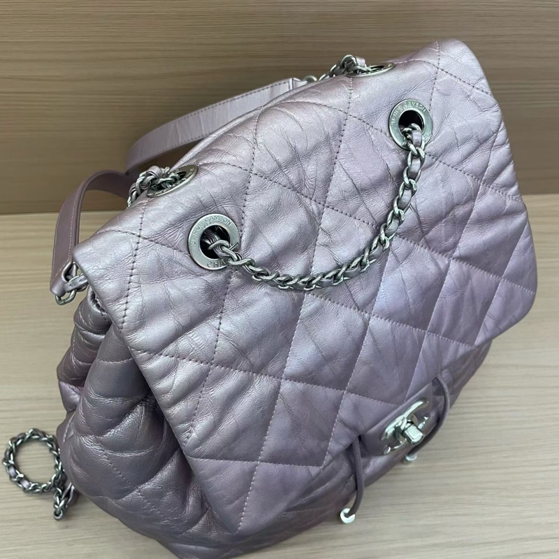 NO:D8 Chanel 雙肩包 珠光紫羊皮2018年 24開 超大容量绝绝紫 洋里洋气 又乖又美 翻开内里像一片山茶花宇宙星夜 实物阳光下细闪超美有塵袋 無卡無盒子尺寸27*29-5