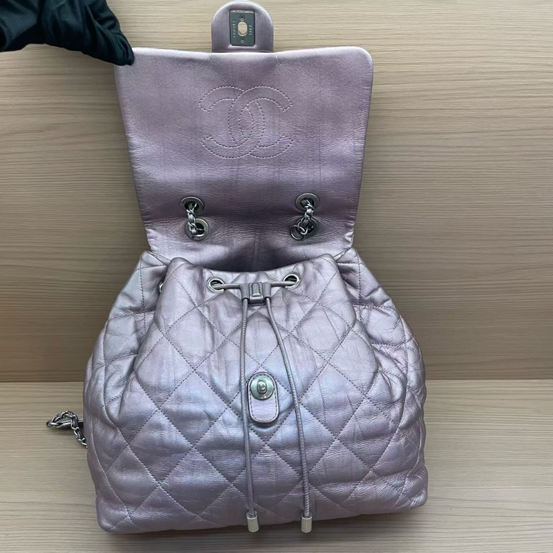 NO:D8 Chanel 雙肩包 珠光紫羊皮2018年 24開 超大容量绝绝紫 洋里洋气 又乖又美 翻开内里像一片山茶花宇宙星夜 实物阳光下细闪超美有塵袋 無卡無盒子尺寸27*29-6