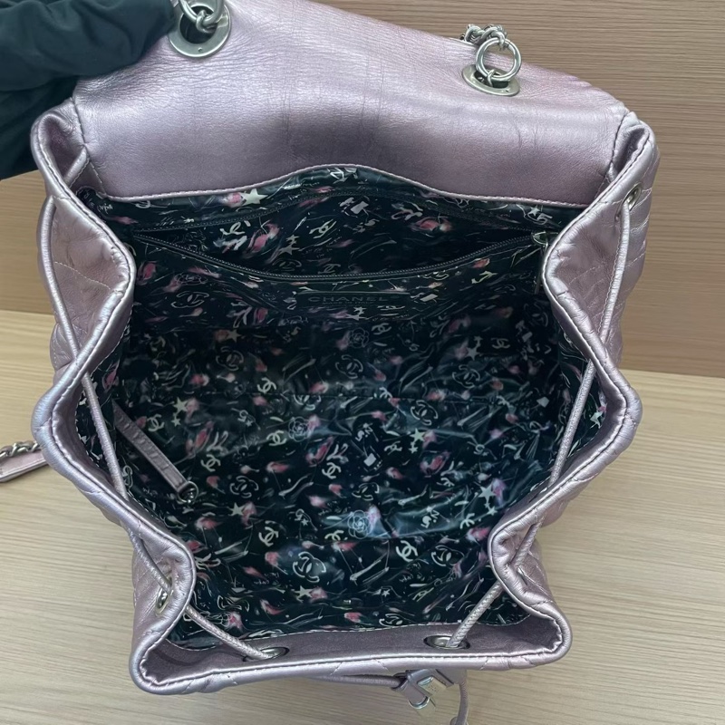 NO:D8 Chanel 雙肩包 珠光紫羊皮2018年 24開 超大容量绝绝紫 洋里洋气 又乖又美 翻开内里像一片山茶花宇宙星夜 实物阳光下细闪超美有塵袋 無卡無盒子尺寸27*29-7