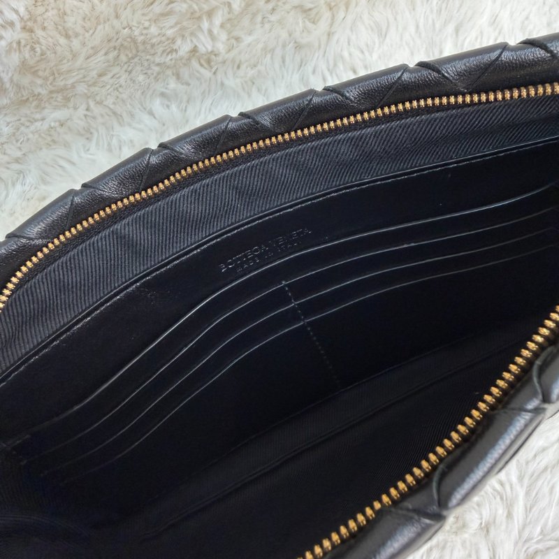 Bottega Ventea 小號pouch手拿包 黑色 羊皮拼牛皮-3