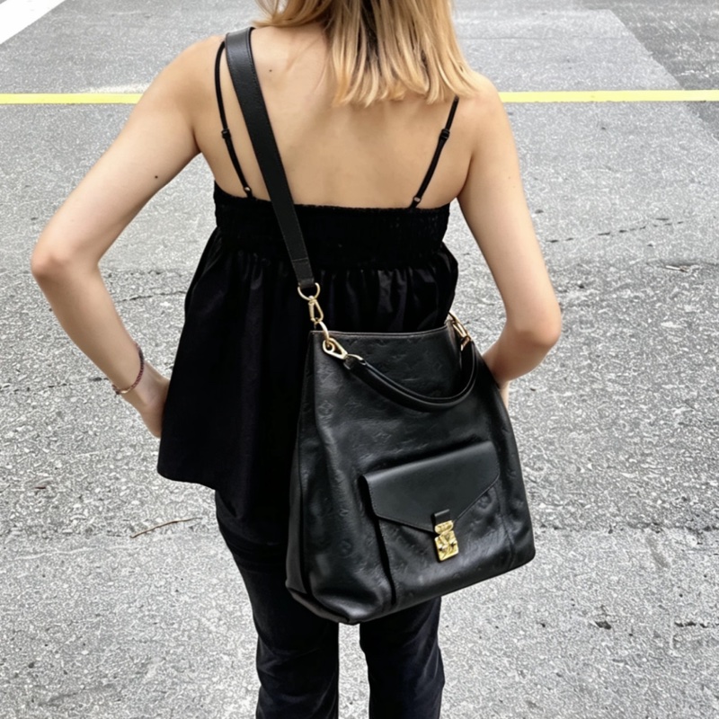 Louis Vuitton路易威登MetisHobo🍒泫雅同款全皮壓紋手提肩背斜挎包-1