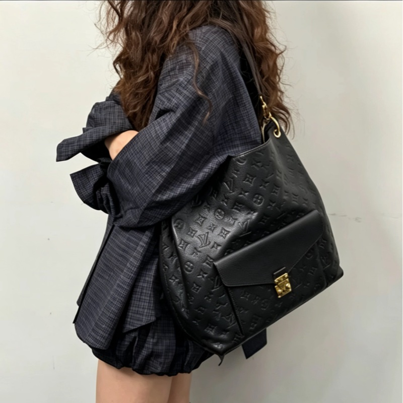 Louis Vuitton路易威登MetisHobo🍒泫雅同款全皮壓紋手提肩背斜挎包-4