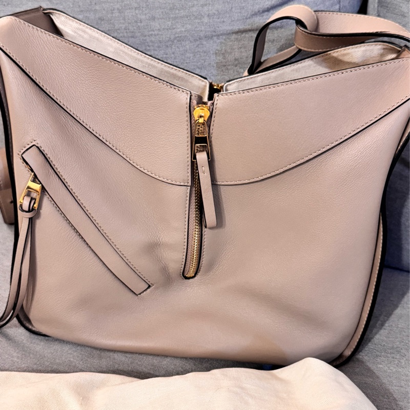 Loewe small Hammock 小號吊床包 沙色-1