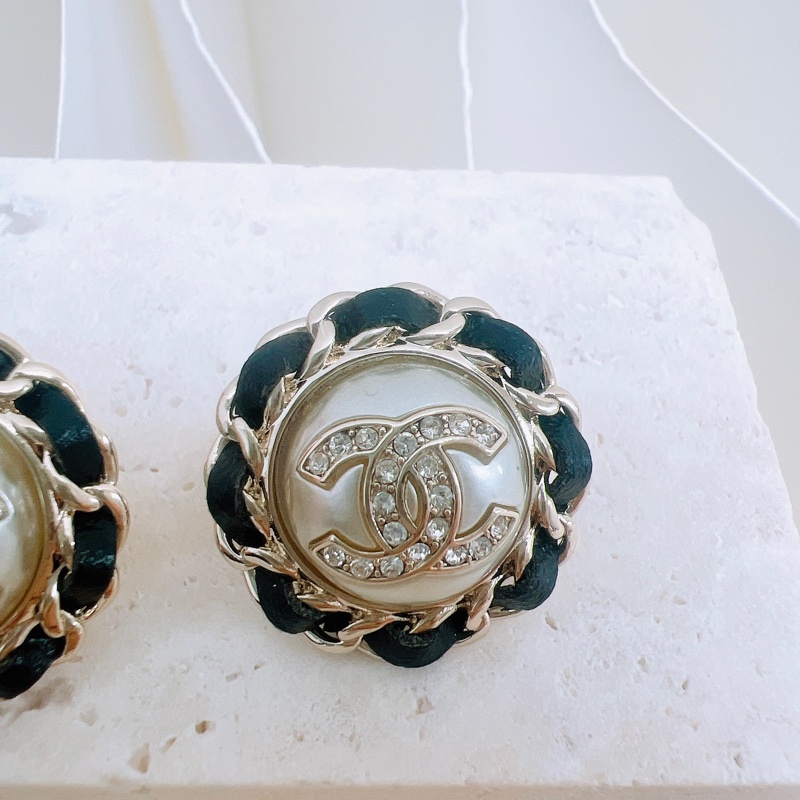 Chanel 21k 太陽花皮穿鏈水鑽雙C耳環-1