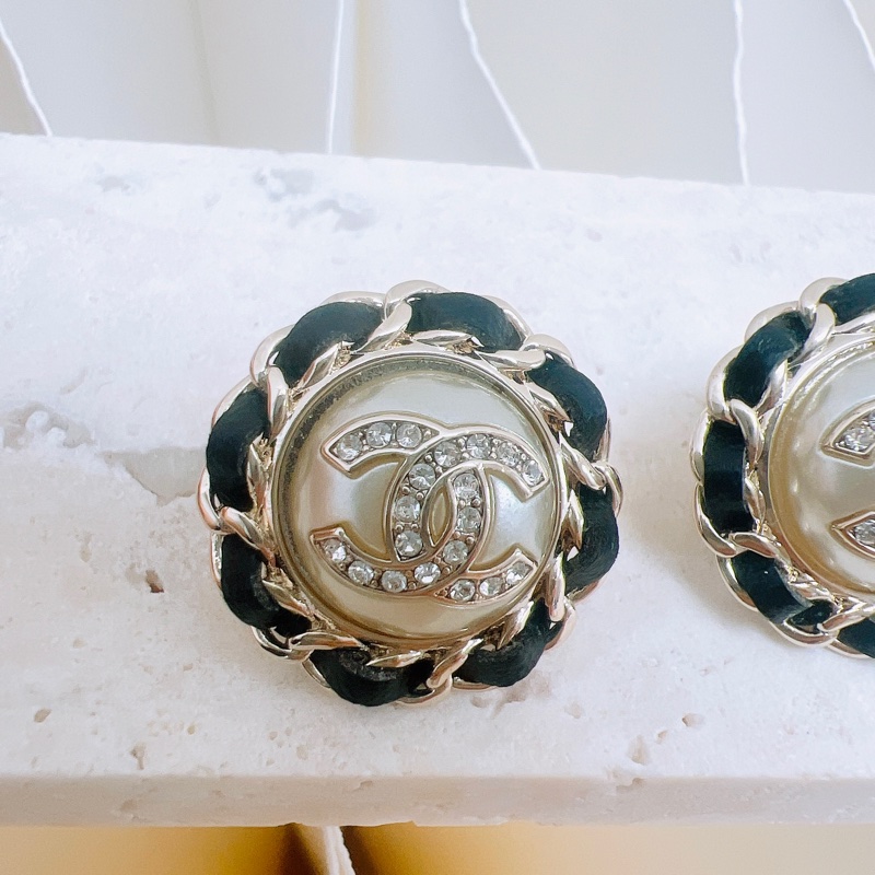 Chanel 21k 太陽花皮穿鏈水鑽雙C耳環-2