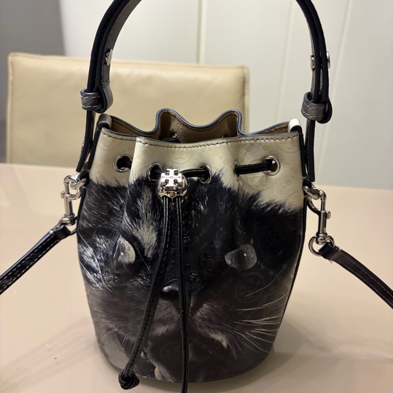 Tory Burch米灰黑三色漸層貓咪圖案肩背手提水桶包-1