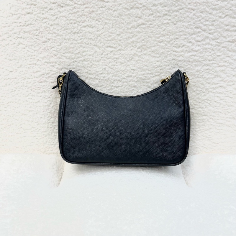 PRADA Re-Edition 2005 Saffiano 黑金防刮牛皮三合一肩背包 1BH204 酷颯時髦天菜 🖤-10