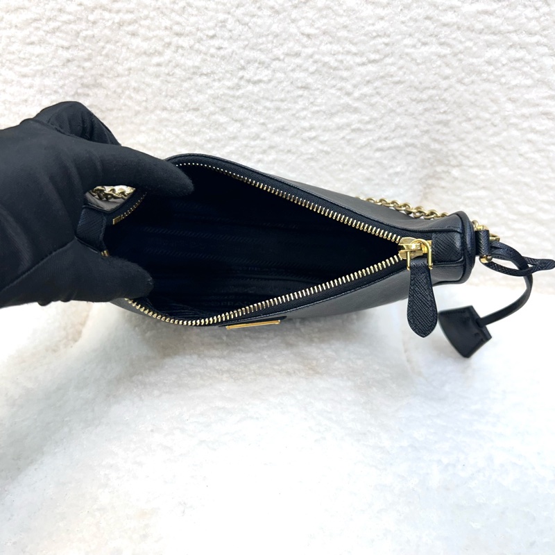 PRADA Re-Edition 2005 Saffiano 黑金防刮牛皮三合一肩背包 1BH204 酷颯時髦天菜 🖤-12