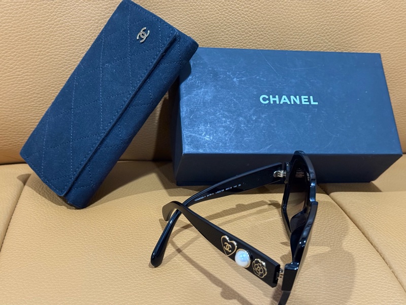 CHANEL 香奈兒 愛心珍珠花黑框墨鏡/太陽眼鏡 23年新款5479A-4