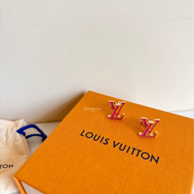 ❣️【NS級-全新閒置品】 LV 桃紅琺瑯字母耳環-0
